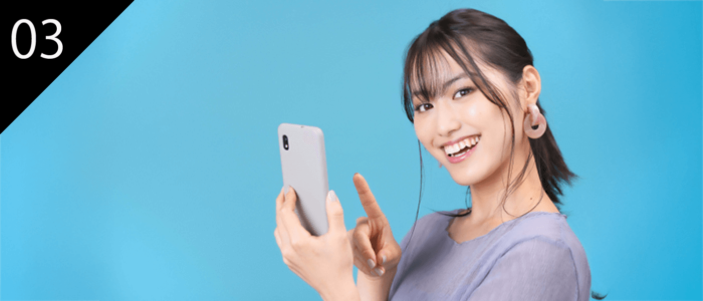 スマホを持つ女性