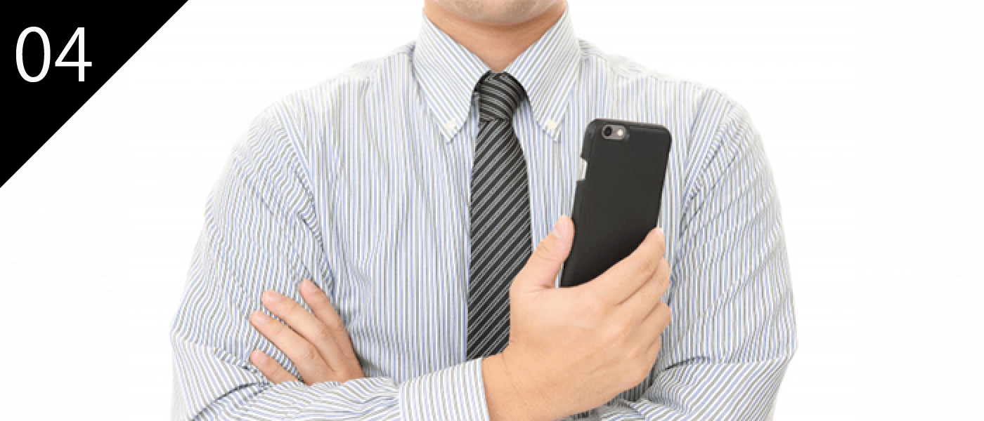 スマホを持つ男性