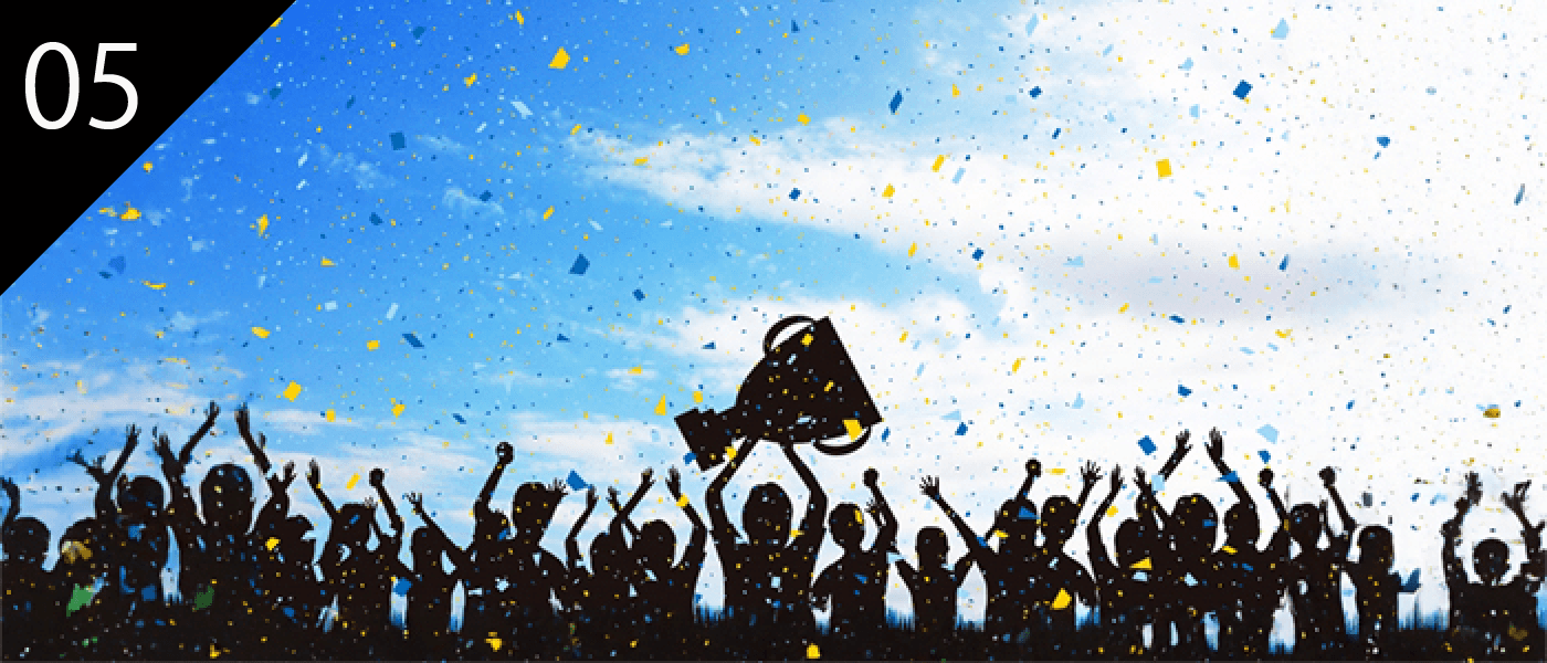 トロフィーを持つ人と称賛